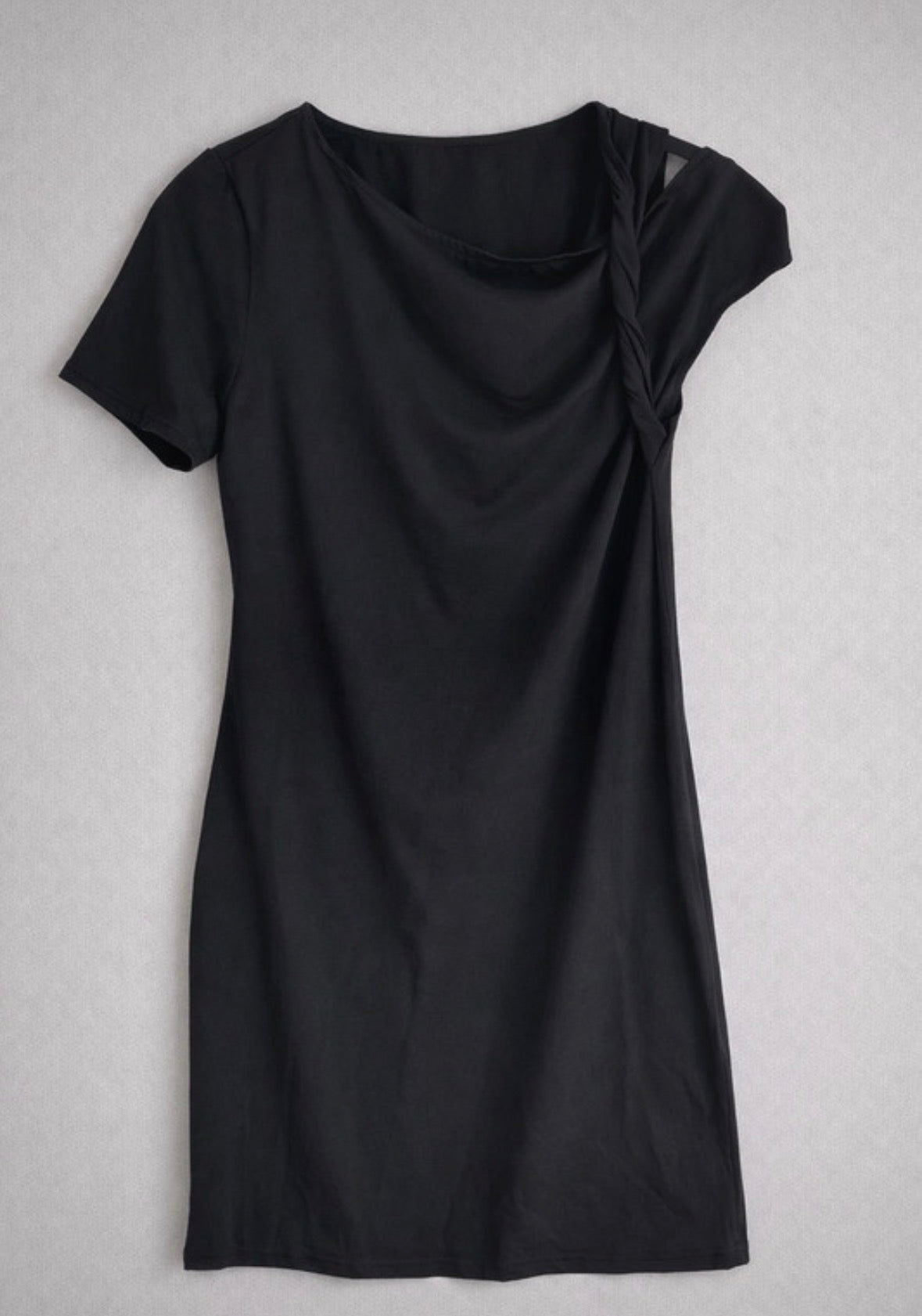 Schwarzes Kleid mit Twist-Detail – Größe L