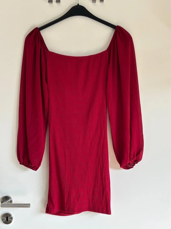 Rotes Kleid mit Puffärmeln & Cut-Out Rücken – Größe M