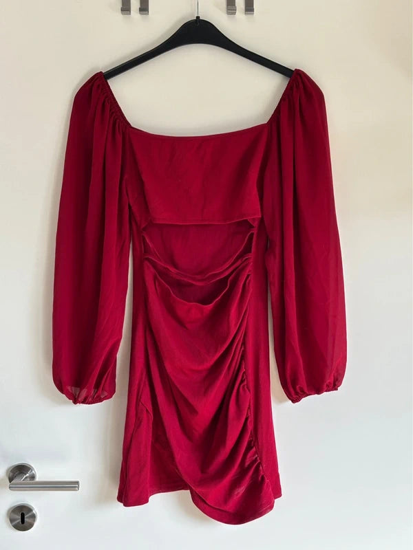 Rotes Kleid mit Puffärmeln & Cut-Out Rücken – Größe M