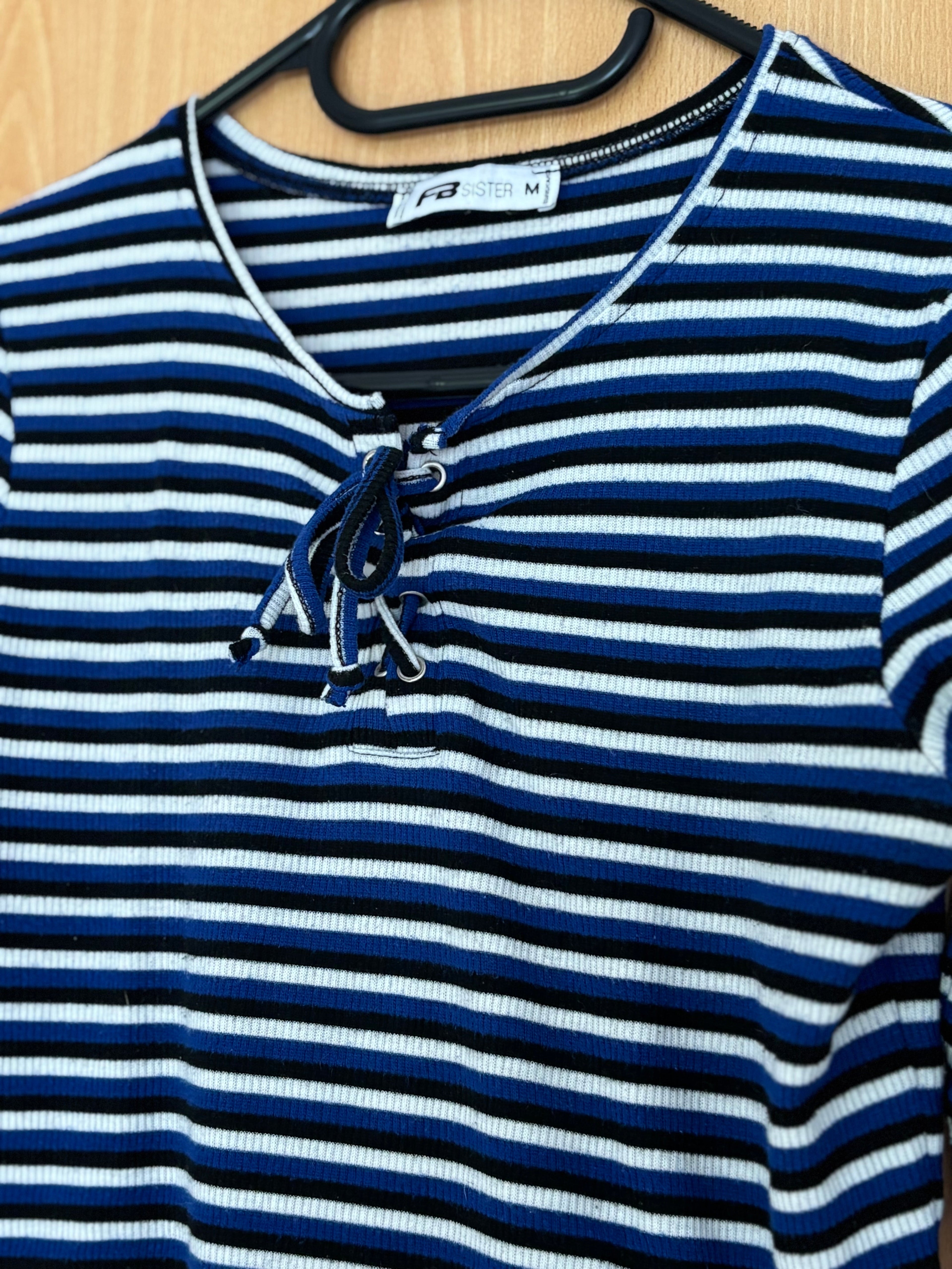 Gestreiftes Langarmshirt mit Schnürung – Größe M