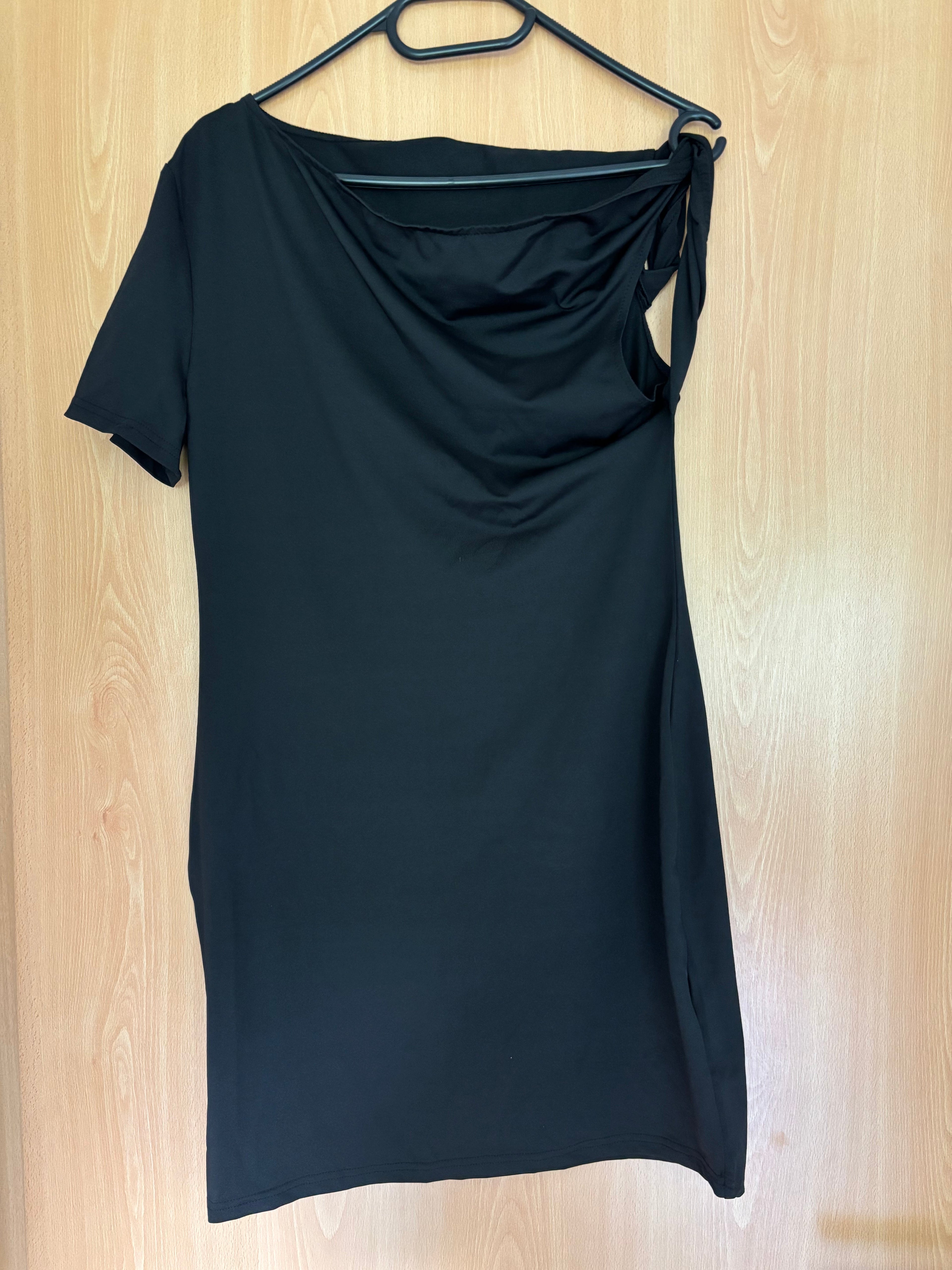 Schwarzes Kleid mit Twist-Detail – Größe L