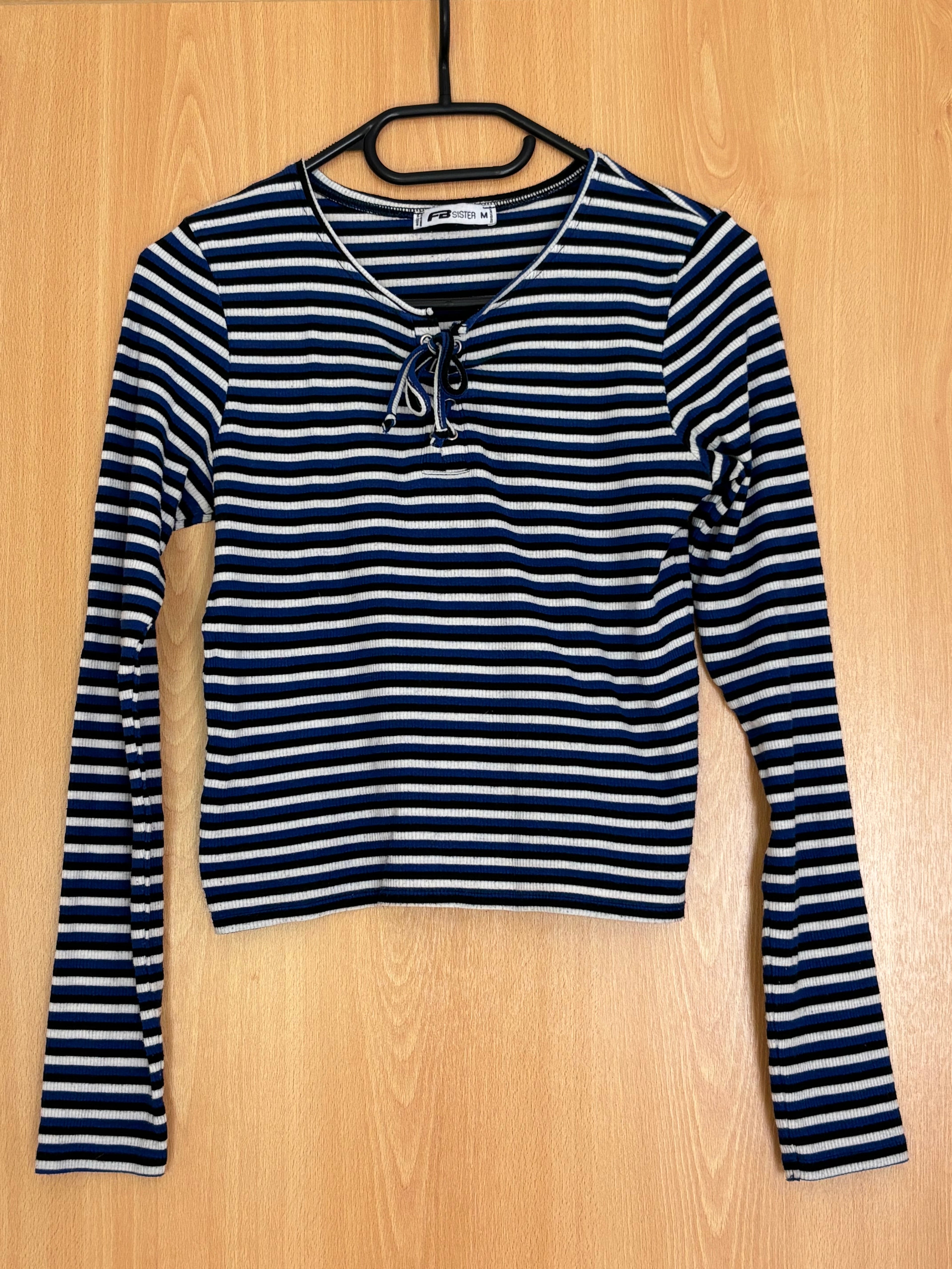 Gestreiftes Langarmshirt mit Schnürung – Größe M