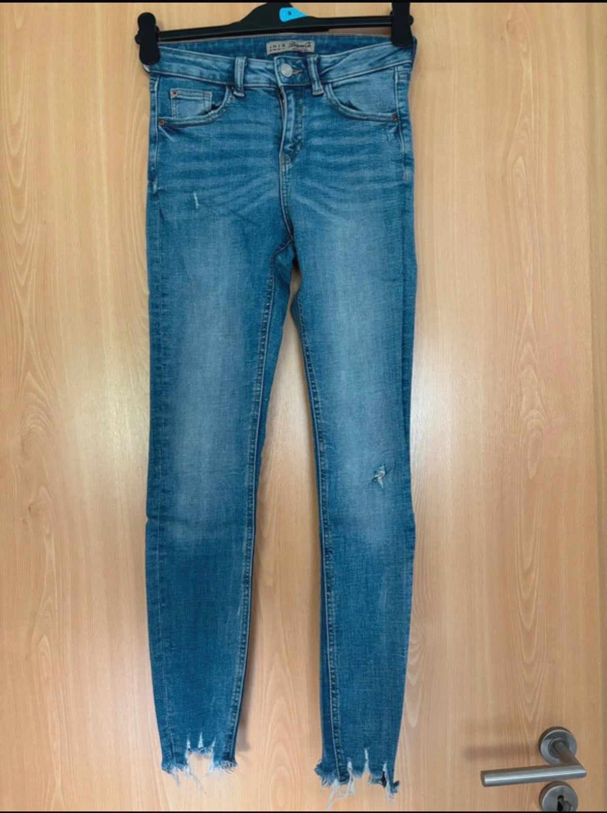 Skinny Jeans mit Fransen – Größe XS