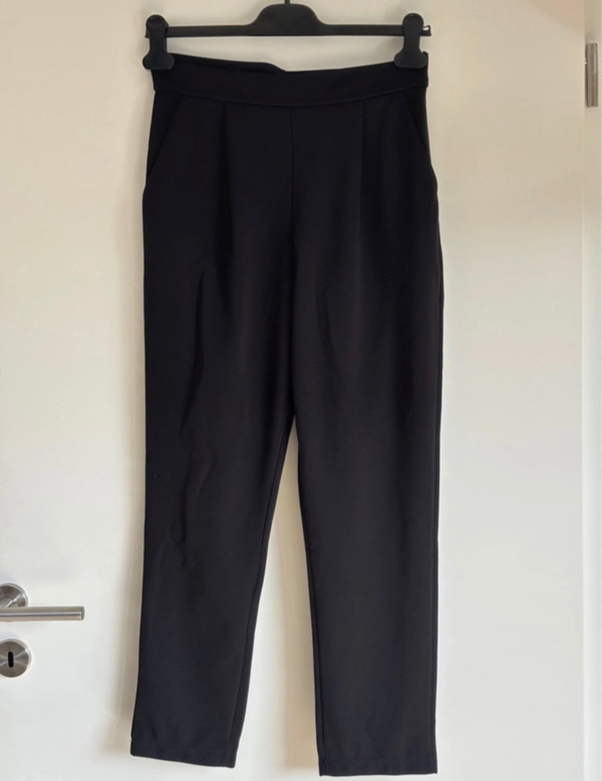 Schwarze Stoffhose mit Bundfalten – Größe M