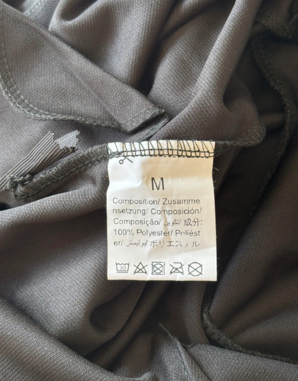 Schwarze Stoffhose mit Bundfalten – Größe M