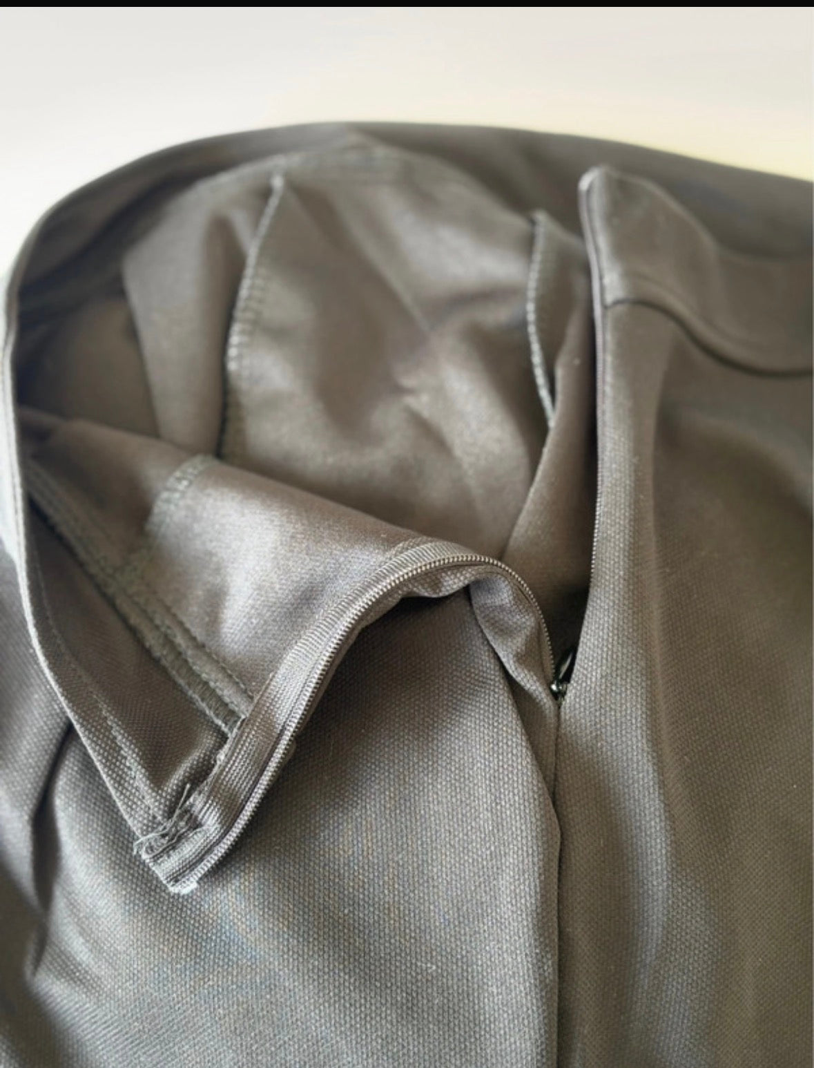 Schwarze Stoffhose mit Bundfalten – Größe M