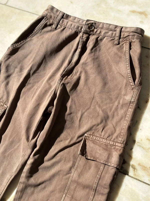 Stradivarius Cargo Hose braun – Größe XS