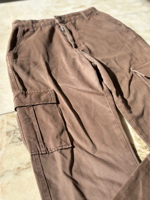 Stradivarius Cargo Hose braun – Größe XS