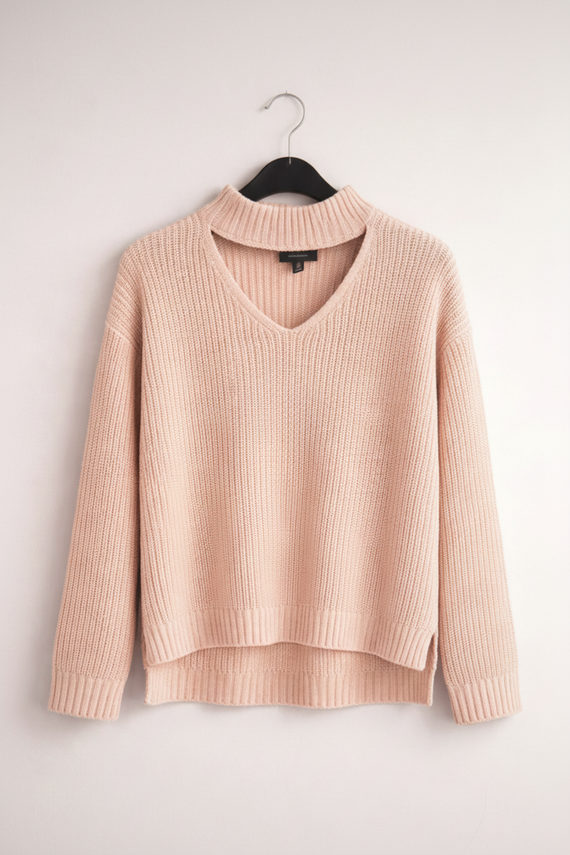 Rose Strickpullover mit Cut-Out Kragen – Größe M