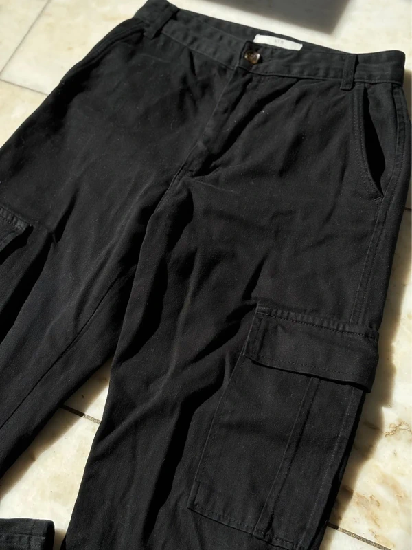 Stradivarius Cargo Hose schwarz – Größe M
